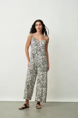 Mono largo de tirantes finos con estampado abstracto en tonos negro, marrón y blanco.