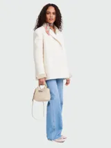 Bolso Longchamp modelo Le Roseau XS, color beige, con doble asa corta y correa larga extraíble.