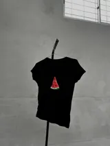 Top negro ajustado con estampado de una rodaja de sandía en el frente.