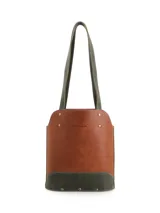 Bolso matero de cuero color marrón con detalles en verde. Tiene dos asas de mano y el logo de la marca grabado en el frente.