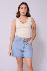 Short de jean celeste de tiro alto y corte recto.