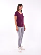 Remera de manga corta color lila con cuello en V.