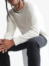 Sweater de punto color blanco, de corte regular, con cuello redondo y logo CK bordado en el pecho.