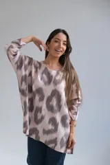 Sweater oversized de cuello redondo y manga larga con estampado animal abstracto en tonos beige y marrón.