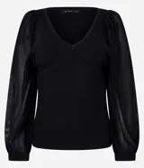 Blusa negra de punto con escote en V y mangas largas abullonadas con detalles de encaje.