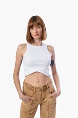 Pantalón jean color marrón claro, de corte recto y tiro medio.