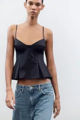 Top negro de popelín con escote pico, tirantes finos ajustables, detalle de pliegues, forro interior combinado y cierre frontal con botones.