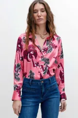 Camisa clásica de manga larga color rosado con estampado floral en tonos fucsia, gris y negro.