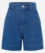Short de jeans azul de tiro alto, corte comfy, con bolsillos laterales y cierre con botón y cremallera.