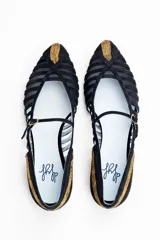 Bailarinas negras con pulsera, diseño bicolor que combina negro, dorado y transparencias. Fabricadas en España con materiales de alta calidad. Diseño con múltiples calados y rejilla transparente negra en la parte delantera. Punta y talón de seda plisada en oro y negro. Interior de piel y suela de cuero. Incluye cuña interna de 1,5cm y plantillas intercambiables de piel y lana.