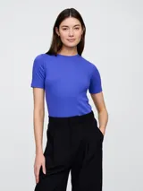 Remera de punto rib color azul con cuello redondo y mangas cortas.