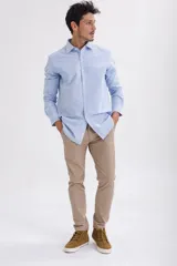 Pantalón de vestir color beige, de corte slim fit.