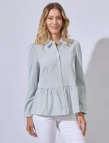 Camisa estampada a rayas verticales en tonos verde y blanco, con cuello con solapa, abertura central con botones y terminación en volado.