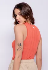 Top de tejido de punto negro con diseño de tramado y cuello a la base, sin mangas.