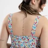 Blusa celeste con estampado floreado, de tirantes finos y corte peplum.