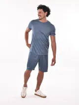 Remera gris de poliéster con cuello redondo y mangas cortas.
