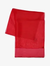 Bufanda roja de tejido brillante con textura rígida.