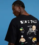 Remera negra de algodón con corte boxy, cuello redondo y mangas cortas. Estampado frontal con lettering "Sid's Toys" de Toy Story.