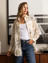 Camisa de broderie estampada, marca Adiva. Tiene cuello con solapa y abertura central con botones.