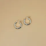 Aros tipo argolla bombé de plata 925, gruesos y lisos, con cierre de bisagra.