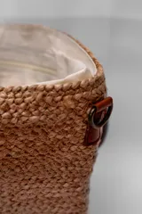 Bolso tipo shopper de yute color beige con asas de cuero marrón.