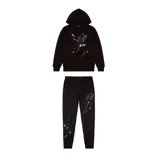 Conjunto deportivo negro con capucha y pantalón de jogging, ambos con estampado del logo de la marca en blanco y azul. El hoodie tiene corte estándar y el pantalón tiene puños ajustados.