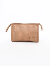 Necesser color beige con diseño acolchado con costuras verticales y logo de la marca en el frente.