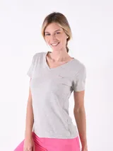 Remera gris melange de corte clásico, con cuello en V y logo bordado en el pecho.