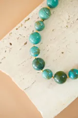Collar de doble vuelta con cuentas de piedra natural de turquesa africana y separadores de acero.