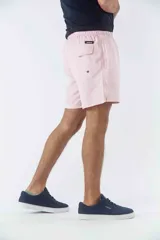 Short de baño celeste liso, con cintura elástica ajustable con cordón negro, dos bolsillos delanteros y uno trasero.