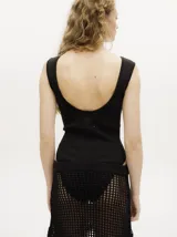 Body acanalado color rojo, de corte cavado con cuello a la base y espalda baja y abierta. Cierre inferior con botones a presión.