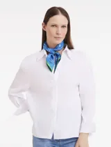 Pañuelo de seda Longchamp de 70cm, color azul con estampado de motivos ecuestres en verde y blanco.