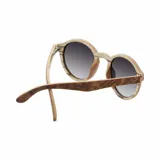 Lentes de sol con montura de madera clara con vetas marrones y lentes grises degradadas.