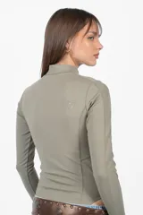 Body manga larga color beige, de punto roma, con cuello alto y mitones en los puños.