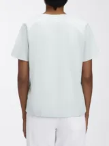 Remera celeste de algodón orgánico con cuello redondo y mangas cortas. Logo de Calvin Klein en relieve tonal.
