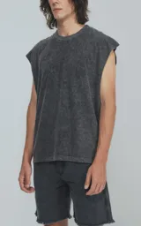 Remerón sin mangas, corte extra oversize, color gris oscuro con efecto nevado/acid wash. Posee cuello redondo con rib y hombros caídos.