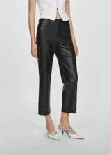Pantalón de efecto piel negro, diseño recto con tiro medio, cinco bolsillos y cierre de cremallera.