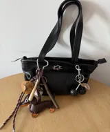 Set de llaveros de alta calidad, incluye un llavero de salchicha y otro de cereza negra, ideales para personalizar tus accesorios.