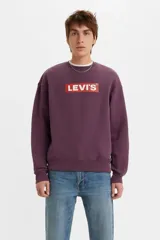 Sweater Levi's color violeta con logo rojo estampado en el pecho, corte holgado y cuello redondo.