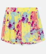 Short de viscosa con cintura elastizada y bolsillos laterales. Estampado tie dye en tonos amarillo, rosa, celeste y violeta.