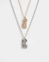 Set de dos collares con cadena plateada y dorada, con dijes de gato dorado con strass y perro plateado con strass.