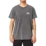 Remera gris de corte recto con cuello redondo y estampado pequeño en el pecho con el logo de la marca.