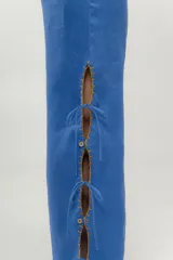 Pantalón negro de lino con aberturas laterales con cordones y bordado a contratono. Cuenta con un bolsillo trasero tejido a mano en crochet.