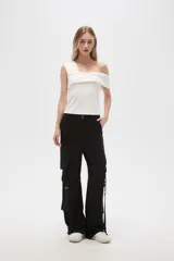 Pantalón cargo negro de viscosa, corte ancho y tiro alto, con bolsillos laterales y detalles de tiras colgantes.