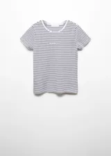 Camiseta blanca con rayas horizontales rojas, cuello redondo y logo estampado en el centro del pecho.