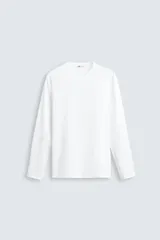 Camiseta blanca de manga larga con cuello redondo y corte ajustado.