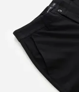 Pantalón negro de corte slim con cintura elástica y trabilla, cierre tradicional y bolsillos funcionales.
