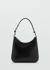 Bolso negro de hombro con asa ajustable y cierre de cremallera.