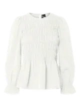 Blusa blanca de tela estructurada y liviana, con detalle smock en el frente, mangas largas abullonadas y puños con volantes.