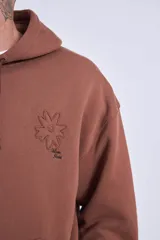 Buzo marrón con capucha y bolsillo tipo canguro.